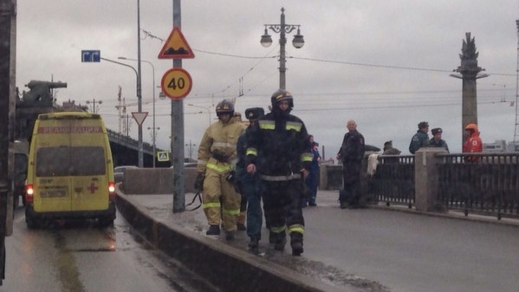 Прыжок с моста санкт петербург. Блоггер прыгнул с моста на теплоход. Полицейский прыгает с м. Девушка упавшая на троицком мосту в питере. Прыгнула в питере.