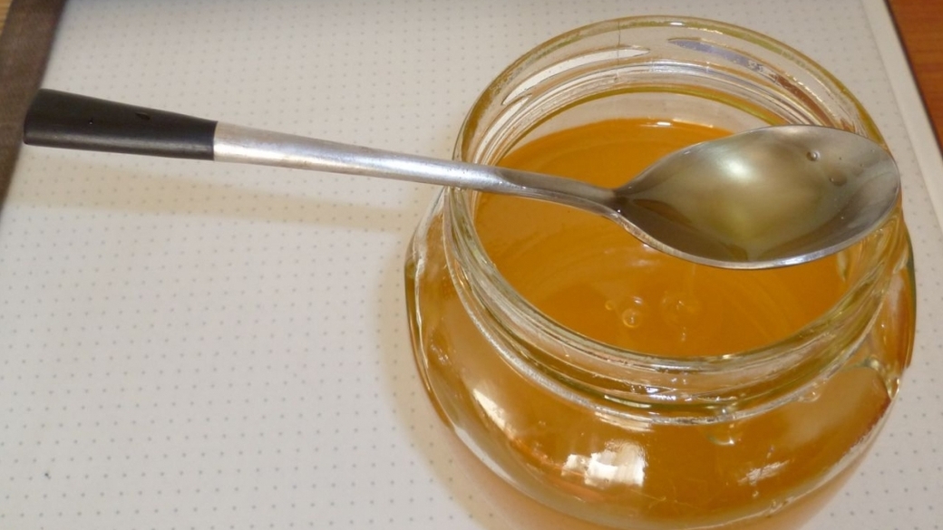 Тест меда в домашних условиях. Мед кипрей. Мед с кипрея цвет. Медовое тесто. Мед кипрей чем полезен.