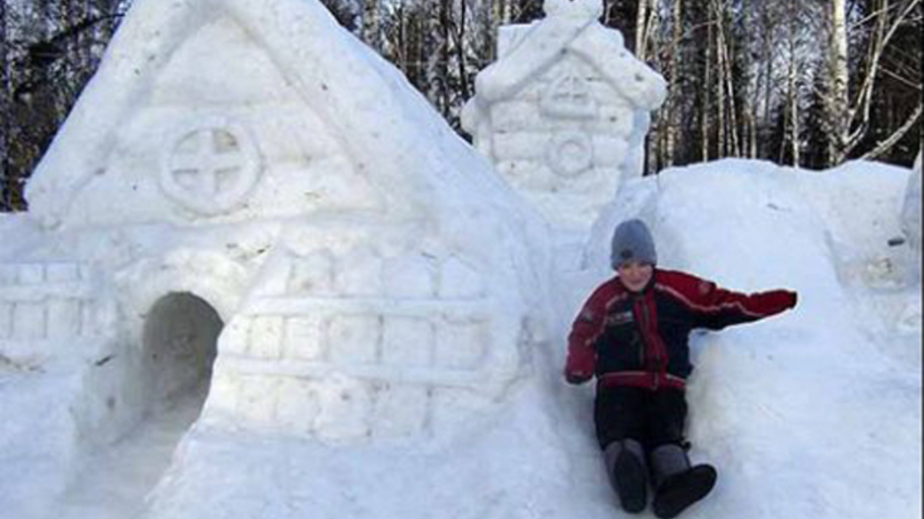 Снежный домик из снега. Снежный дом. Горка домик из снега. Постройки из снега для детей. Домик из снега для детей.