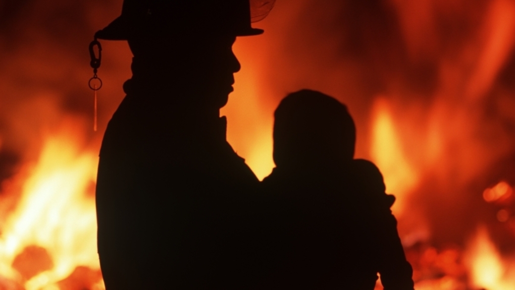 Спасся из горящей трои 4. Пожар. Человек в пожаре. Спасение из пожара. Пожарный выносит ребенка из огня.