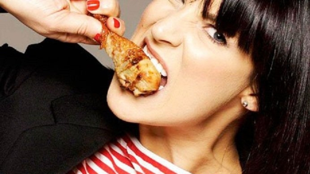 Мясо едят руками. Красивая девушка ест мясо. Девушка ест куриную ножку.