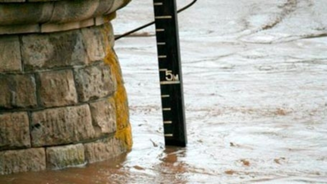 подъем уровня воды. река подкумок ессентуки. уровень воды поднимается. 30 сантиметров воды в реке поднялся.