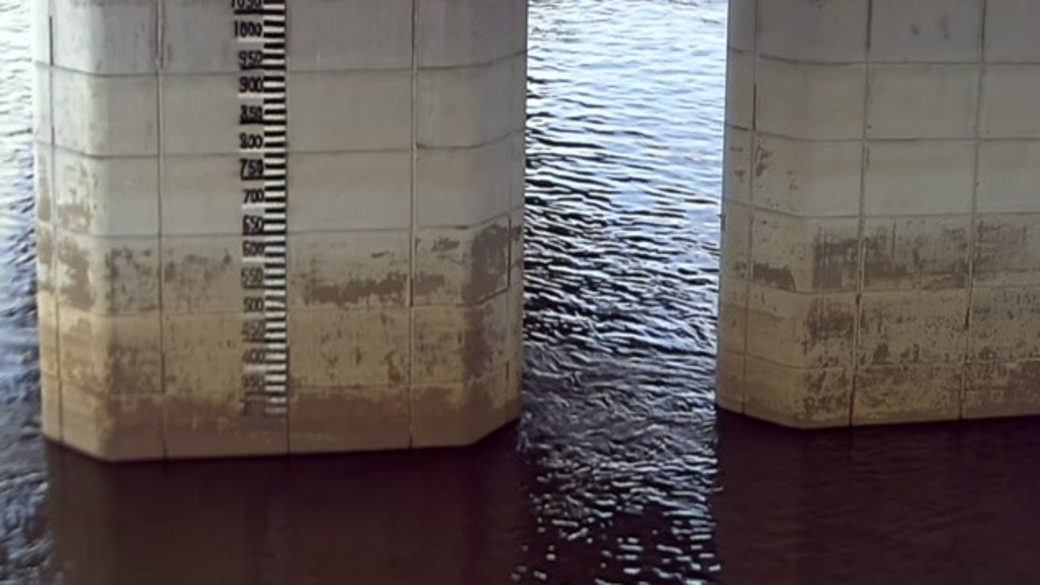 Уровень воды на новокузнецком мосту. Уровень воды рек Обь Томь. Водомерная рейка-футшток. Рейка для измерения уровня воды. Реечный водомерный пост.