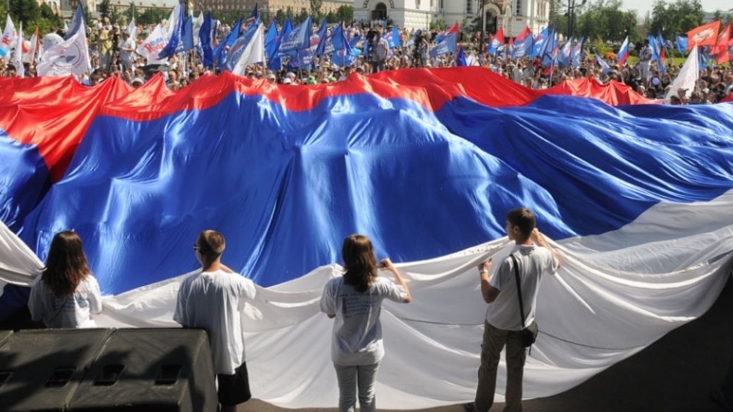Дискред новости. Праздники в июне флаг России с голубями.