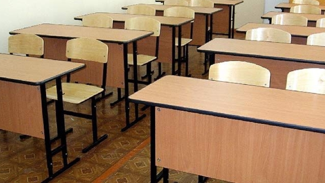 Фото парты в школе. Парты в классе. Школьный класс вид с парты. Школьная парта на фоне класса. Ряд школьных парт