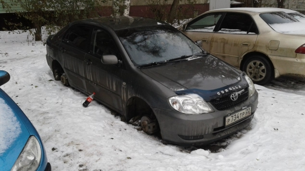 разули тачку во дворе. Mazda 3 mps красная. снятые с иномарок. мазда 3 мпс 2009. снятые с иномарок.