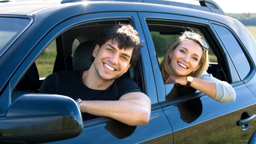 Продажа машины мужа жене. Мужчина и женщина в автомобиле. Человек в машине. Счастливые люди в автомобиле. Автовладелец.