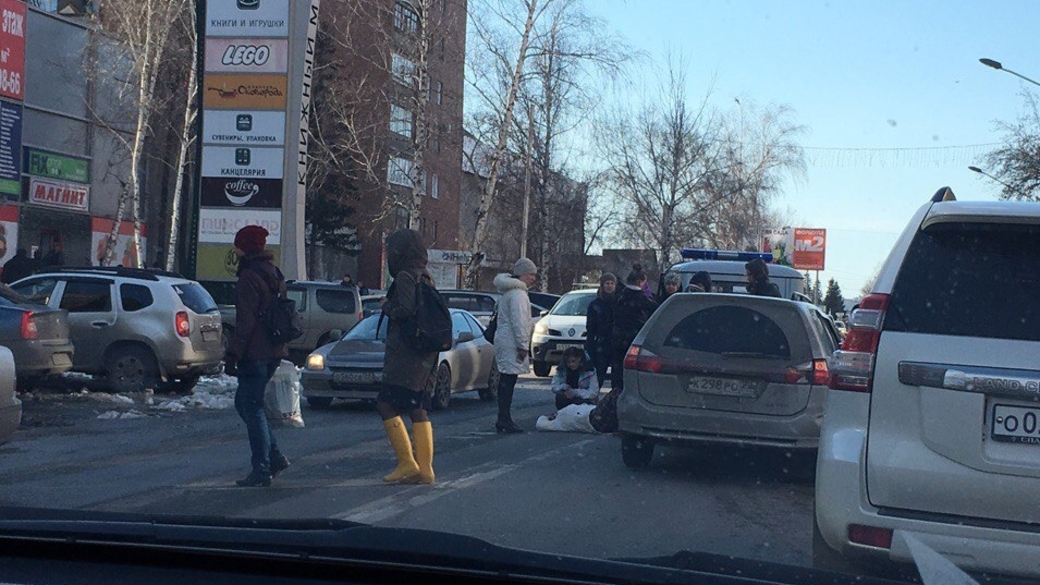 девочку сбил на пешеходном. сбитые девочки калининград. автобус насмерть сбил женщину. сбитые девочки калининград. в калининграде сбили девочку.