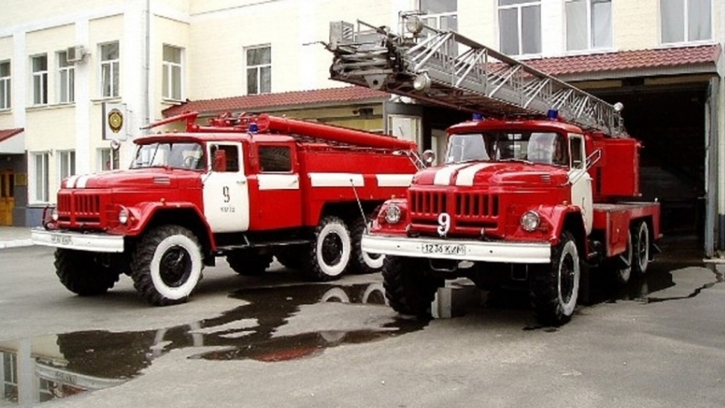 Город пожарка. Пожарная машина. Пожарная машина возле школы. Пожарные машины Украины. Пожарная машина на пожаре.