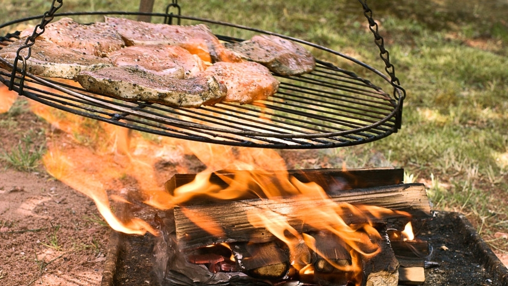 котел на костре. приготовление пищи на огне. еда на костре. приготовление пищи на костре. котел на костре.