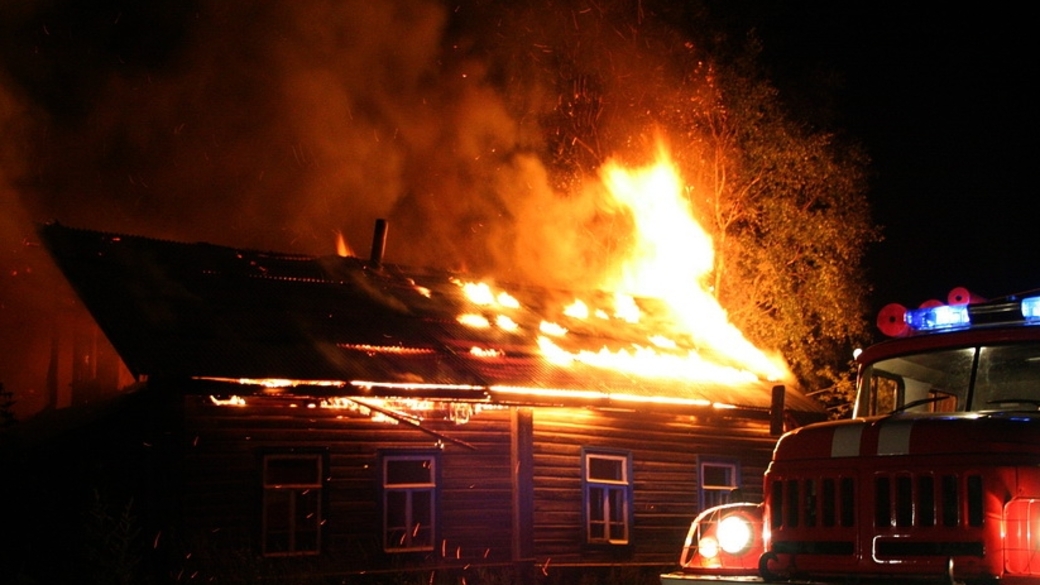 Пожара городе иркутске. Сегодня пожар в старой части города нижневартовска. Пожарные мчс россии спасают детей. Горящего дома спасти. Трубачеева пожар улан удэ.