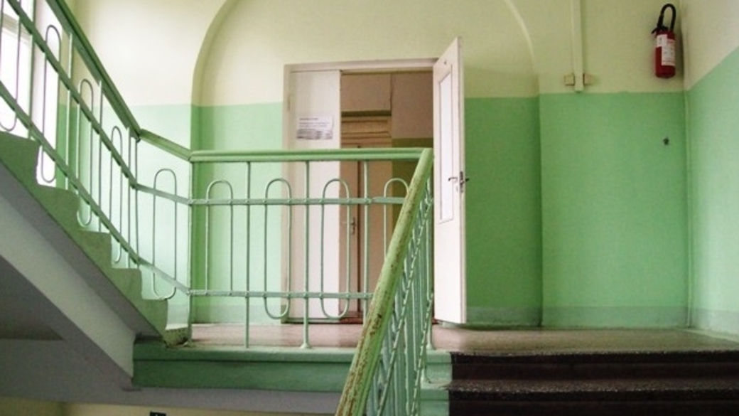 первый этаж школы. лестница в многоквартирном доме. лестница в больнице. этажность школы. лестничный пролет.
