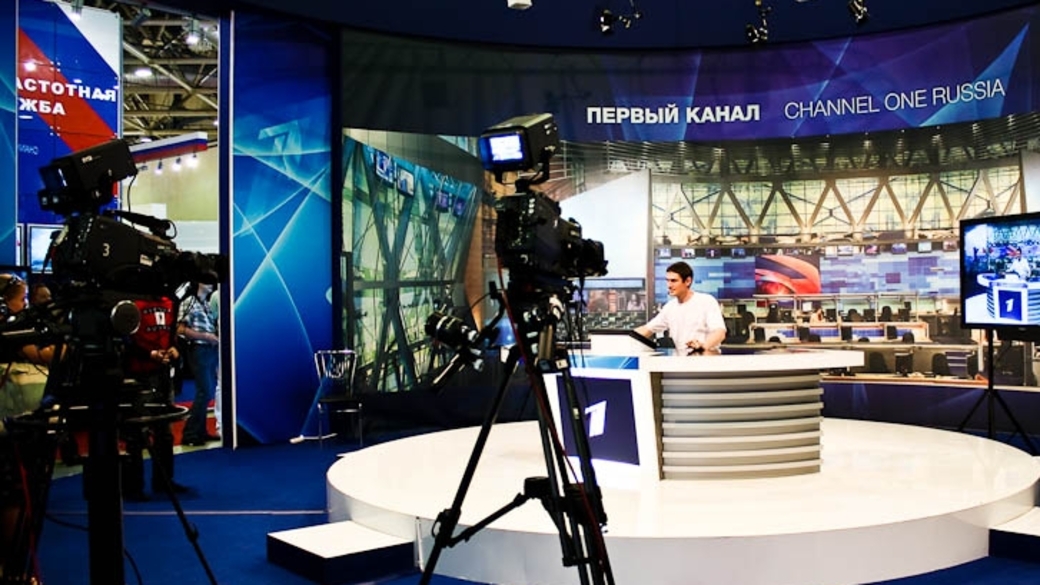 Специальные новости 1 канала. 1 Канал. Телевидение первый канал. Телевизионная студия России 1. Телевизионная студия 1 канала.
