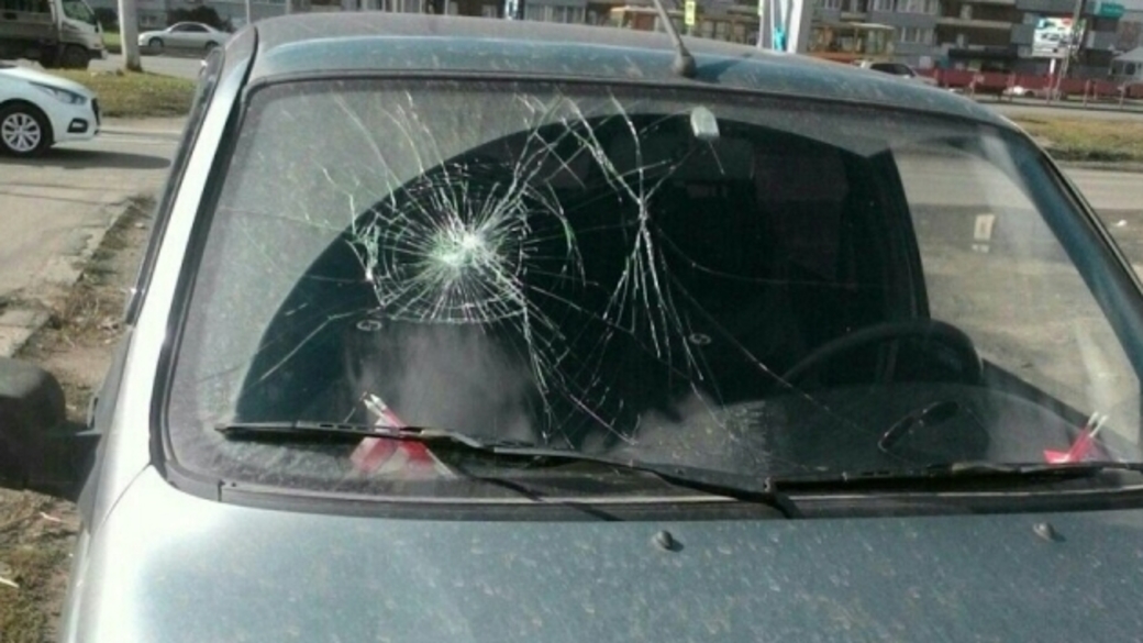 Разбив вид. Разбитое лобовое с стекло на ВАЗ 2107 лобовое. Разбитое стекло ВАЗ 2110. Разбитое окно. Разбитое окно машины.