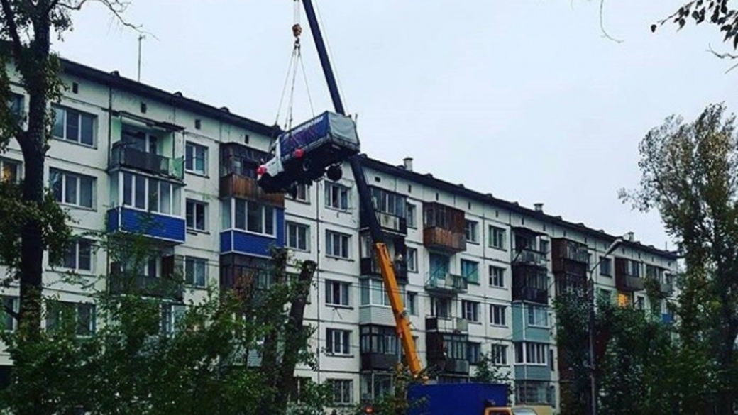 Грузовую газель пытались поднять на 5 этаж