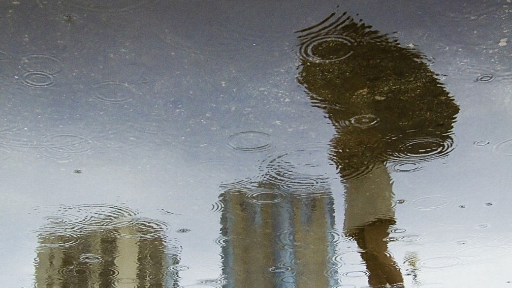 Дождь закончился. Человек с зонтом под дождем. Чтобы увидеть радугу надо пережить дождь картинки с надписями. Под дождем. Счастливый человек под дождем.