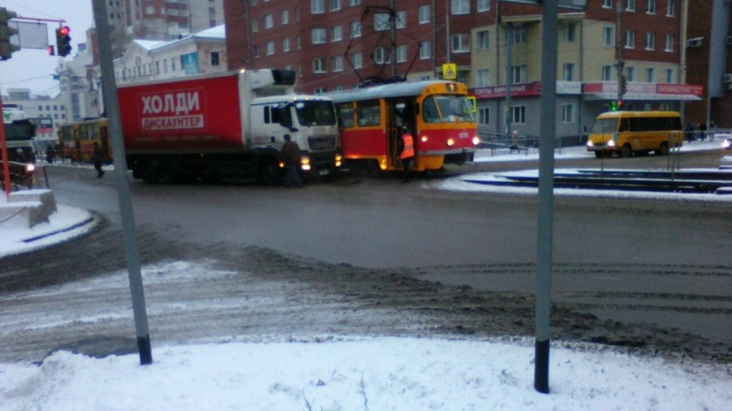 Движение трамвая 22. Фура Холди. В Барнауле столкнулись два трамвая. Холди Барнаул. Авария трамвай Барнаул сегодня.