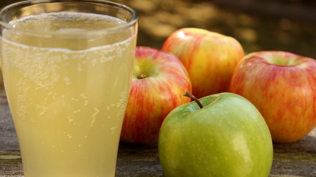 Яблочный сок вода сахар. Сидр яблочный. Яблочная Брага. Яблочный самогон. Cider яблочный.