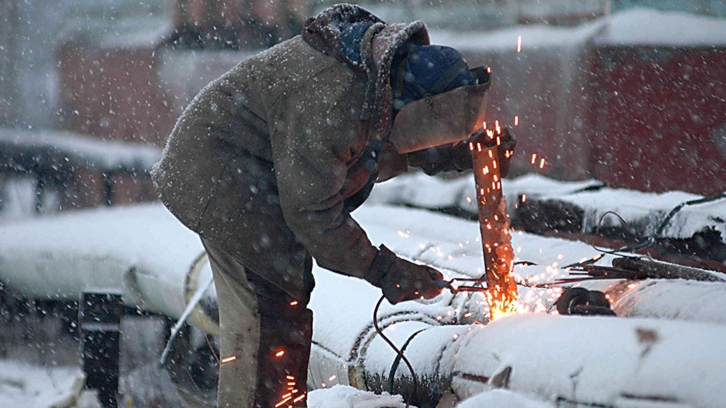 Тяжелые условия труда. Работа на холоде. Рабочие на севере. Работники крайнего севера. Работа на складе.