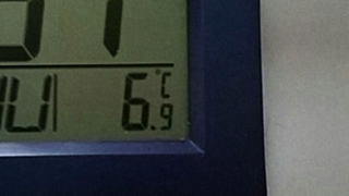 На фото: показания термометра в квартиры жительницы села Кусак