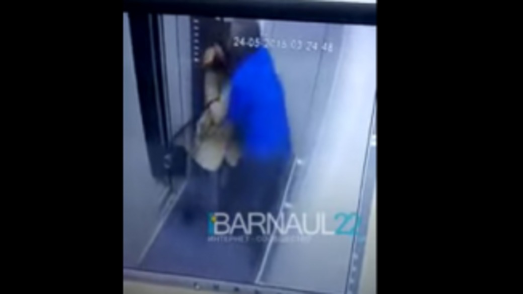 Муж пристал ночью. Женщина в лифте. Мужчина торопится в лифт. Фото в лифте с парнем. В Барнауле укарли лифт.