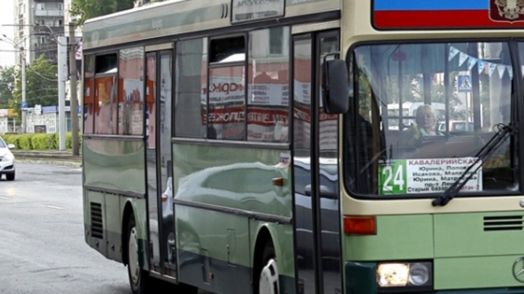 Автобус протащил женщину Москва. Автобусы Барнаул р249тм. 39 Автобус Барнаул. 410 Автобус Барнаул.