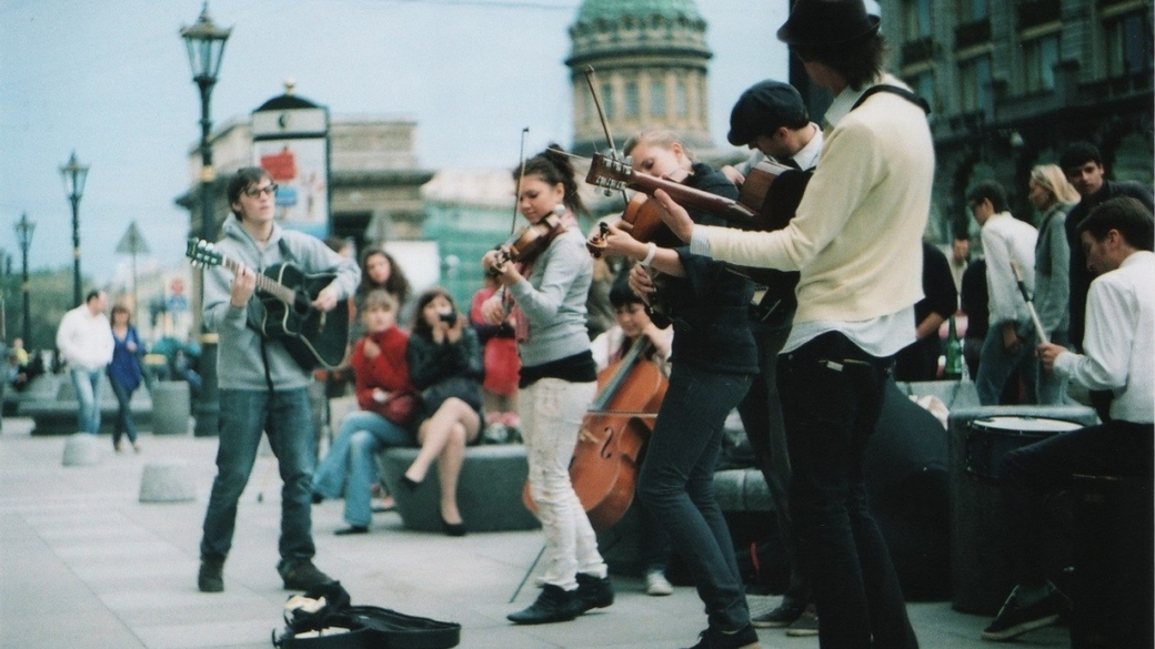 Музыка улица город. Музыка на улице. Музыканты на улице. Музыка улица город. Музыка улица город.