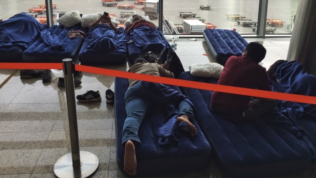 Поспать в москве. Лежачие кресла в аэропорту Шереметьево. Лежаки в аэропорту. Ночевать в аэропорту.