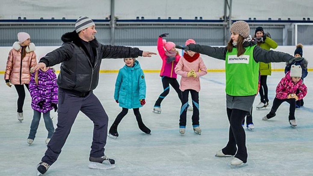 инструктор по катанию на коньках. матвеева оксана борисовна тренер фигурное. пегеев вячеслав фигурист. школа анастасии гребенкиной. фигуристы на тренировке.