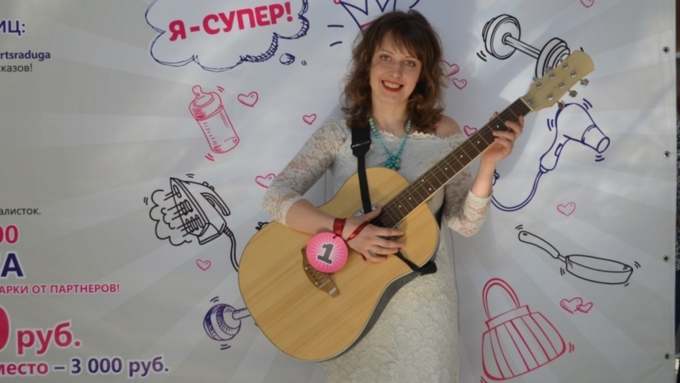 Анны Зарецкая играет на гитаре и фортепиано/Фото: со странички героини в соцсети ВКонтакте