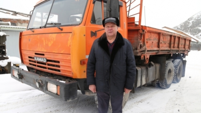 Иван Зубюк поблагодарил полицейских, что вернули ему угнанный транспорт / Фото: МВД по Республике Алтай