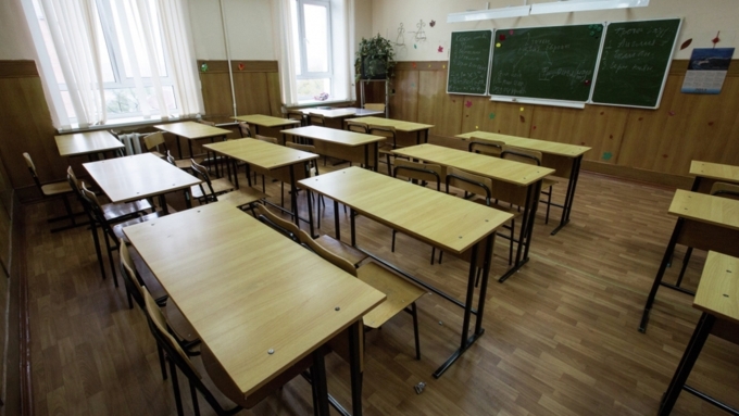 Администрация школы сразу отдала распоряжение закрыть все входы / Фото: newbur.ru