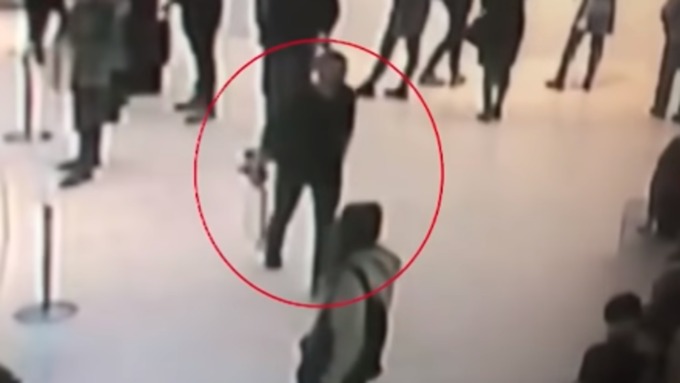 Похититель снимает картину со стены и не скрываясь несет ее к выходу / Фото: кадр из видео