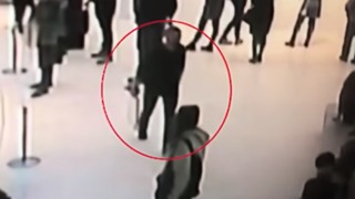 Похититель снимает картину со стены и не скрываясь несет ее к выходу / Фото: кадр из видео