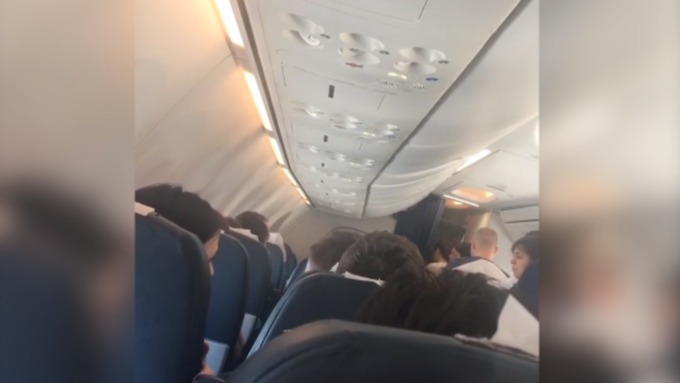 Когда началась потасовка со стюардессой, вмешались несколько мужчин / Фото: кадр из видео