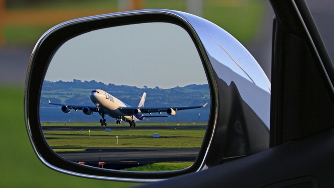 Молодой человек тайком от автолюбителей снимал с их машин ценные детали зеркал / Фото: pixabay.com