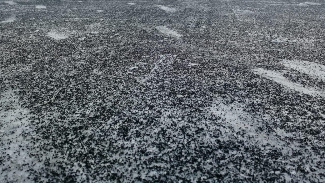 Бывает черный снег. Черный снег. Черный снег в Челябинске. Черный снег фото. Темиртау черный снег.