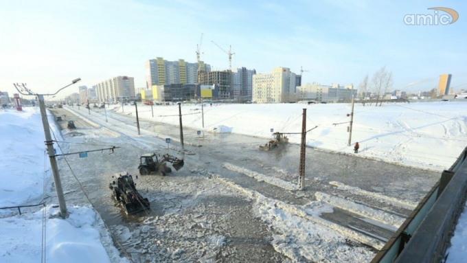 Проезд на участке был закрыт в связи с выходом на поверхность большого количества воды / Фото: Екатерина Смолихина / Amic.ru