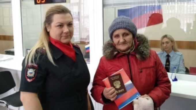 1 февраля старый советский паспорт женщине заменили на новый российский / Фото: 55.мвд.рф
