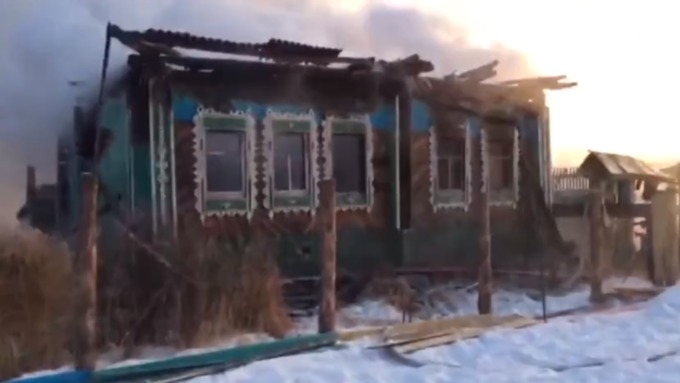 Хозяева дома предложили местным жителям разобрать его на дрова / Фото: кадр из видео 
