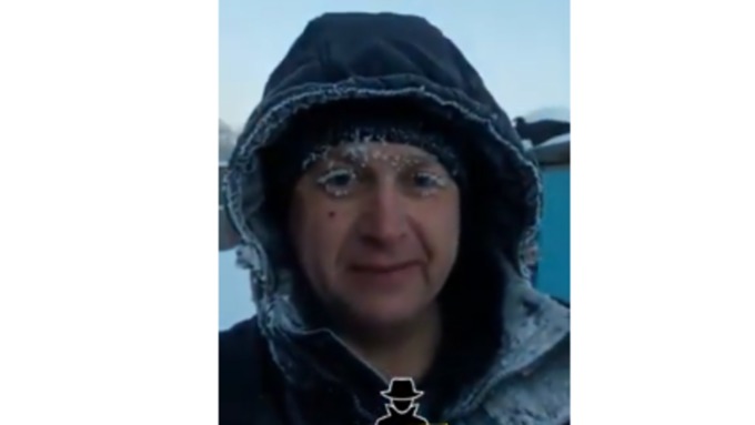 Мужчина приехал на дачу, чтобы покидать снег / Фото: кадр из видео