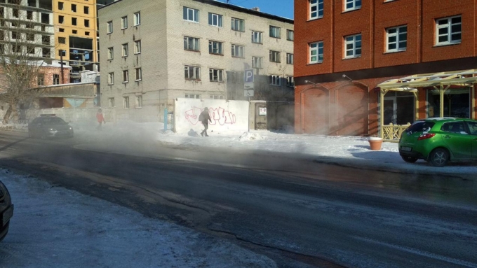 Специалисты выясняют, с чем связан выход воды на дорогу / Фото: Amic.ru