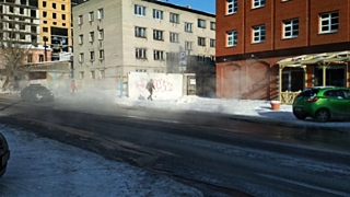 Специалисты выясняют, с чем связан выход воды на дорогу / Фото: Amic.ru