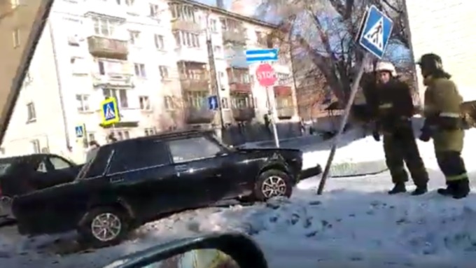 Участниками происшествия стали три транспортных средства / Видео: мобильный репортер Amic.ru