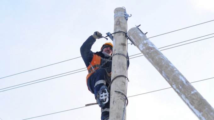 Электрики работают и в морозы / Фото: Lenenergo.ru