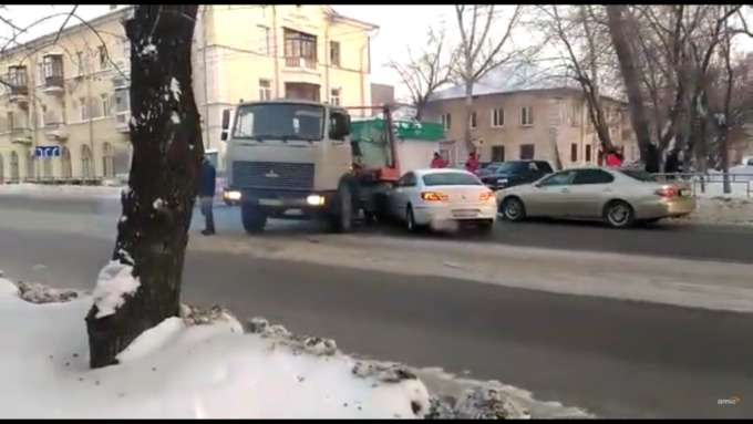 Авария случилась на улице Матросова, неподалеку от пересечения с проспектом Ленина / Фото: скриншот из видео