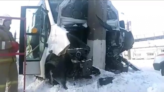 Автобус на высокой скорости протаранил опору ЛЭП на улице Технической / Фото: скриншот из видео