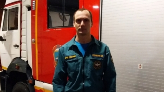 В составе дежурного караула прибыл и пожарный Дмитрий Клочихин / Фото: 22.mchs.gov.ru