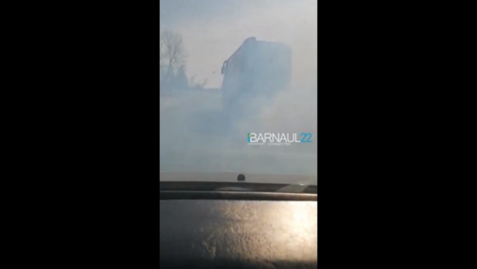 Водитель авто рассказал про автобус, который очень сильно дымил / Фото: кадр из видео