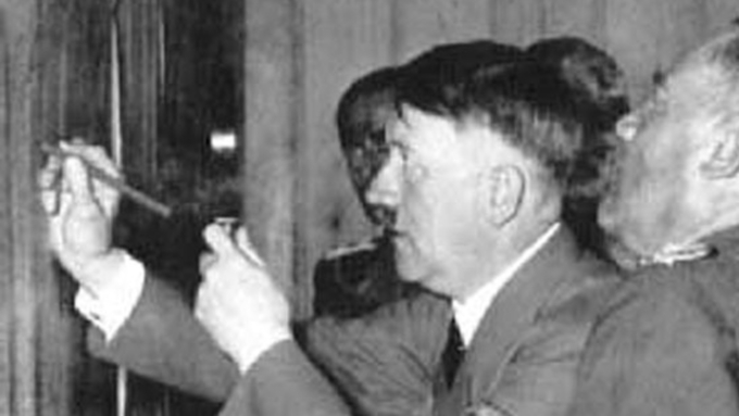 Стоимость картин Гитлера колебалась от 19 до 45 тысяч евро / Фото: img0.reactor.cc